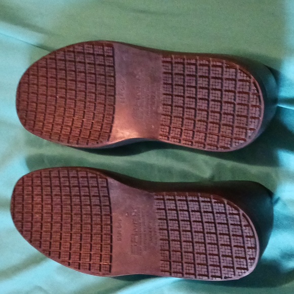Free with purchase of three Items Slip resistant shoe covers - Picture 3 of 5